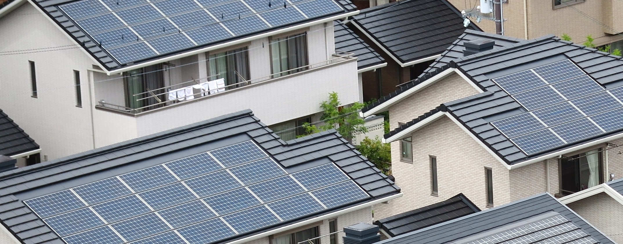 東京都の太陽光パネルを設置した家屋群イメージその1
