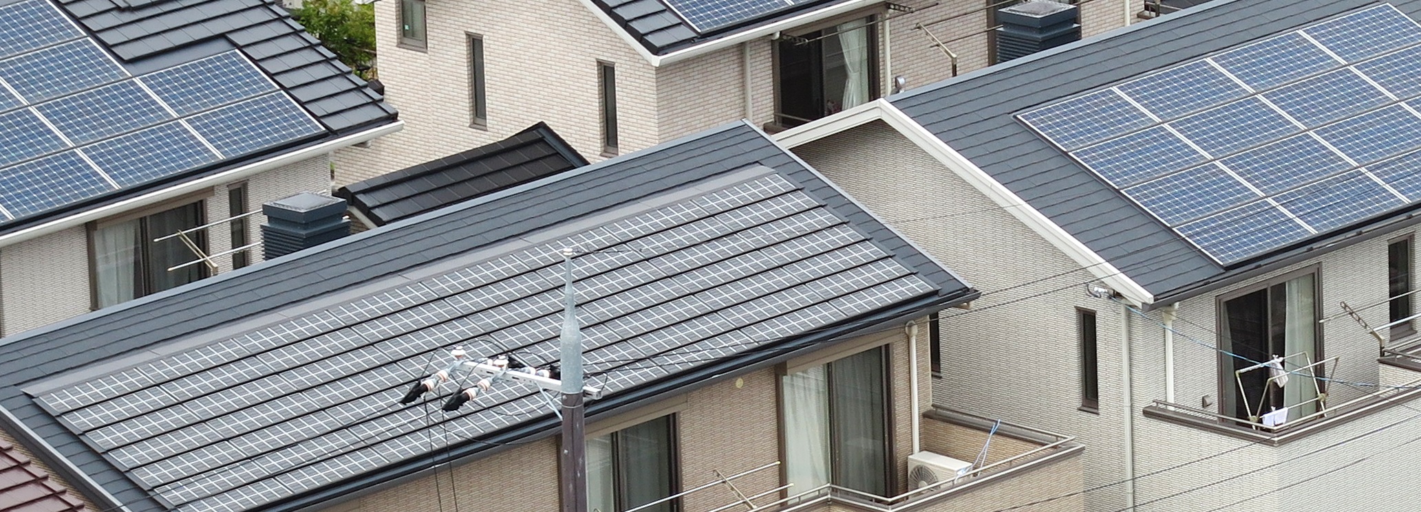 東京都の太陽光パネルを設置した家屋群イメージその３
